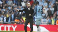 Pelatih Manchester City, Pep Guardiola (kiri) memberikan instruksi kepada Yaya Toure saat melawan Arsenal dpada semifinal Piala FA di  Wembley stadium, London, Minggu (23/4/2017). Arsenal menang 2-1.  (AP/Alastair Grant)
