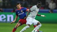 Eric Bailly bakal tampil dalam laga MU melawan Tottenham Hotspur, pada Sabtu (28/10/2017). (AFP / Yuri KADOBNOV)