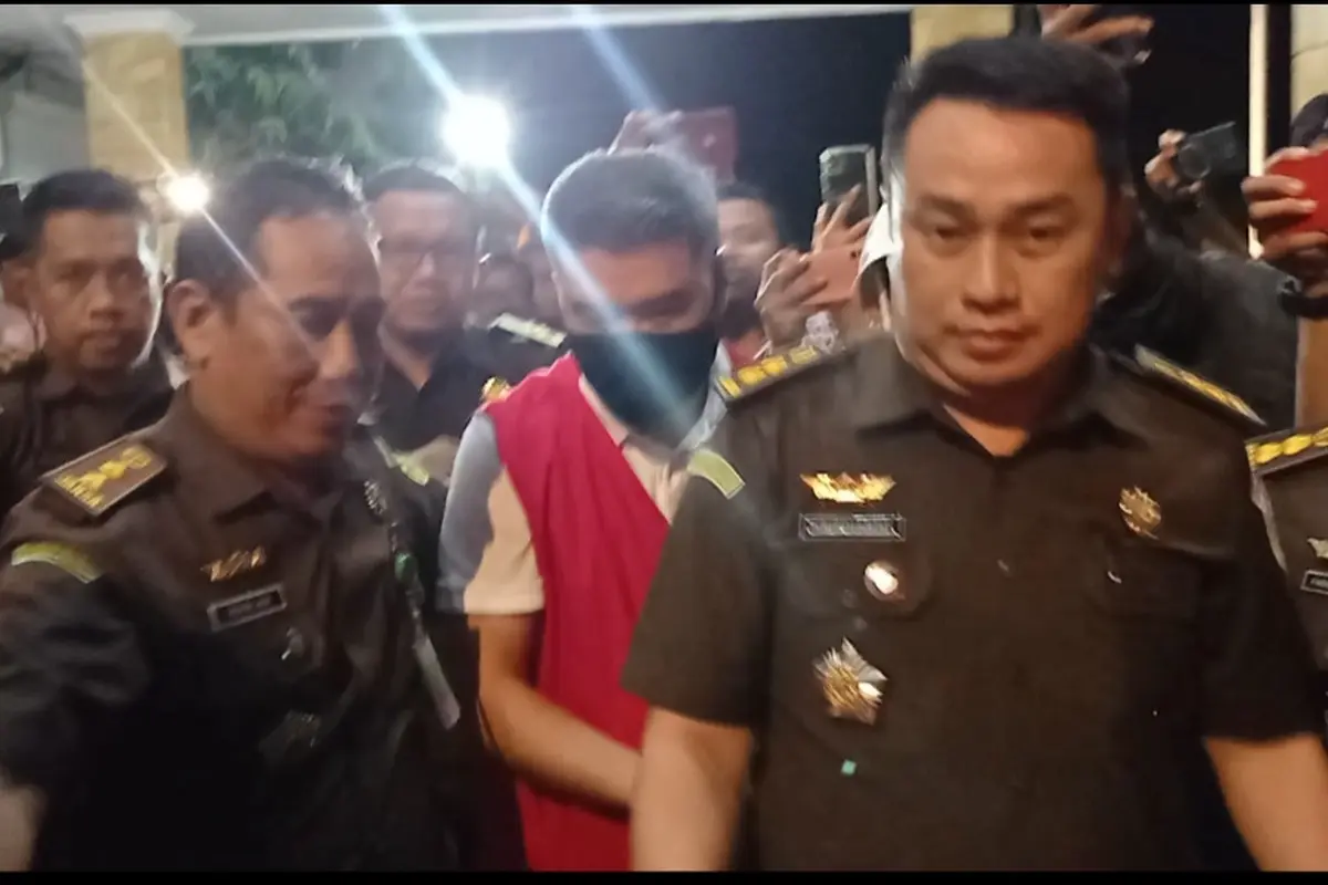 Pelaksana lapangan PT Lawu, GSA ditahan Kejati Sulawesi Tenggara terkait dugaan kasus korupsi pertambangan di lahan PT Antam Konawe Utara, Senin (19/6/2023).(Liputan6.com/Ahmad Akbar Fua).