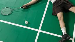 Tampak dari beberapa foto yang dibagikan, Rich Brian sampai kelelahan karena lama tidak bermain badminton. Penyanyi kelahiran Jakarta, tanggal 3 September 1999 itu terlihat sedang bermain badminton hingga terkapar di lapangan. (Liputan6.com/IG/@brianimanuel)