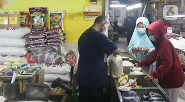 Pedagang sedang melayani pembeli di Pasar Cibubur, Jakarta, Kamis (16/6/2022). Berdasarkan pantauan di Pusat Informasi Harga Pangan Strategis Nasional (PIHPS), terpantau ada beberapa kebutuhan pokok yang harganya naik. (Liputan6.com/Herman Zakharia)