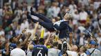 Pelatih Prancis, Didier Deschamps, diangkat anak asuhnya usai menjuarai Piala Dunia dengan mengalahkan Kroasia pada laga final di Stadion Luzhniki, Moskow, Minggu (15/7/2018). Prancis menang 4-2 atas Kroasia. (AP/Francisco Seco)