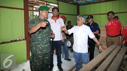 Dirut PT Pertamina, Dwi Soetjipto (tengah) bersama Dandim 1703/Manokwari Letkol Andy Parulian meninjau rumah veteran yang direnovasi lewat program bedah rumah di Amban, Distrik Manokwari, Papua Barat, Selasa (16/8). (Liputan6.com/Helmi Fithriansyah)