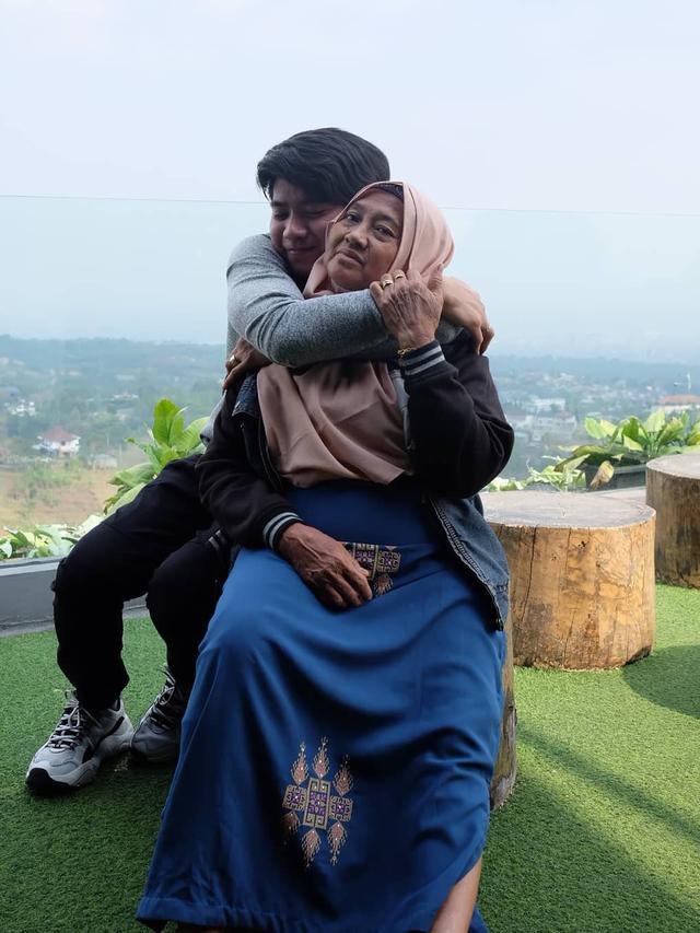 6 Potret Kebersamaan Rizki D’Academy dan Ibundanya, Penuh Kehangatan