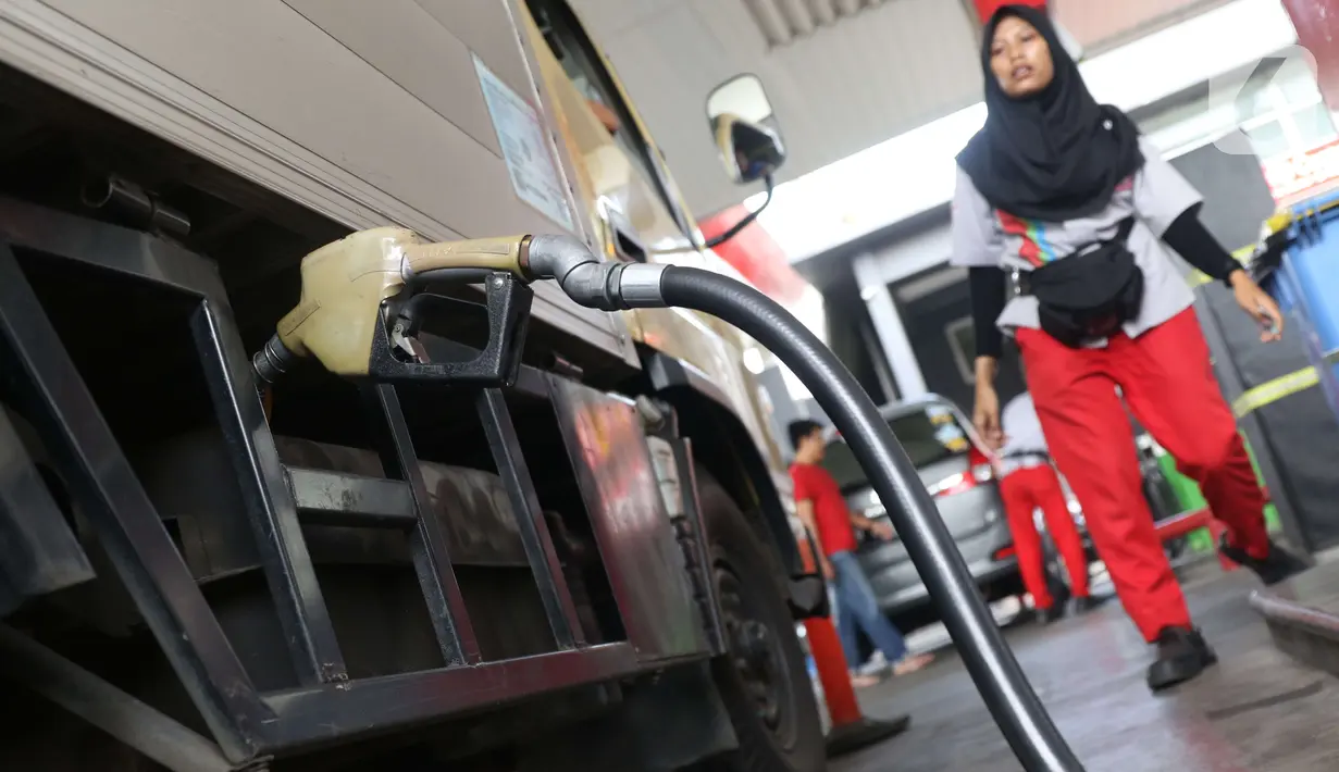 Petugas mengisi BBM kendaraan konsumen di SPBU milik Pertamina di kawasan Jakarta, Selasa (26/11/2019). Implementasi penyediaan solar dengan minyak kelapa sawit sebesar 30% atau B30 lebih cepat satu bulan, dibanding kebijakan pemerintah yang mewajibkan 1 Januari 2020. (Liputan6.com/Angga Yuniar)