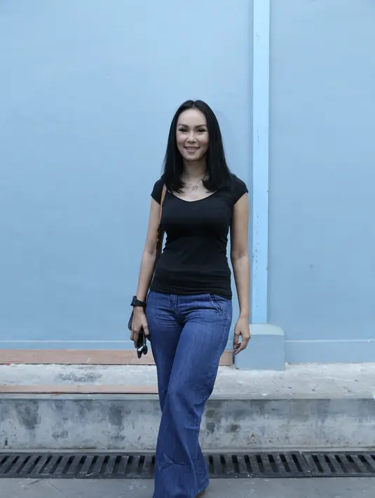 Saat menitipkan tiga anak berkaki empat beberapa tahun lalu, lantaran kondisi rumahnya yang tidak memungkinkan untuk 10 anjing kesayangannya. Lima yang besar-besar akan diberikan ke orang yang mau merawatnya. (Galih W. Satria/Bintang.com)