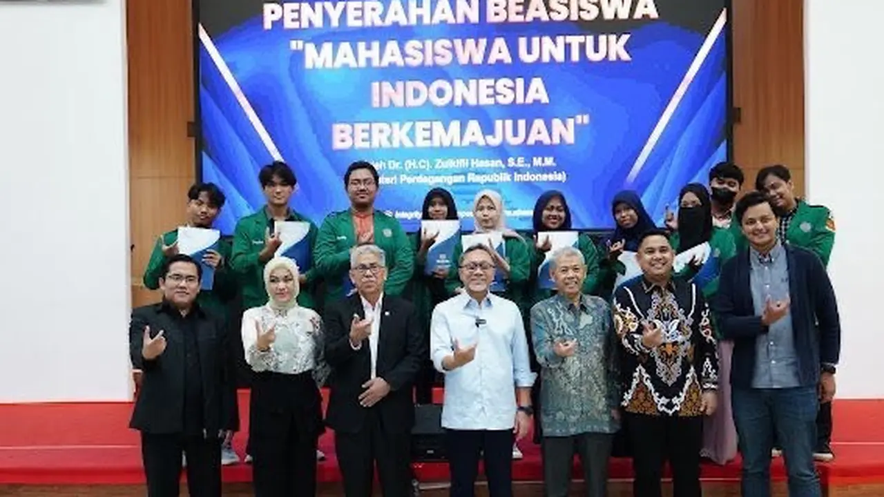 Partai Amanat Nasional (PAN) menyerahkan bantuan beasiswa untuk 100 mahasiswa Universitas Muhammadiyah Prof Hamka (Uhamka)