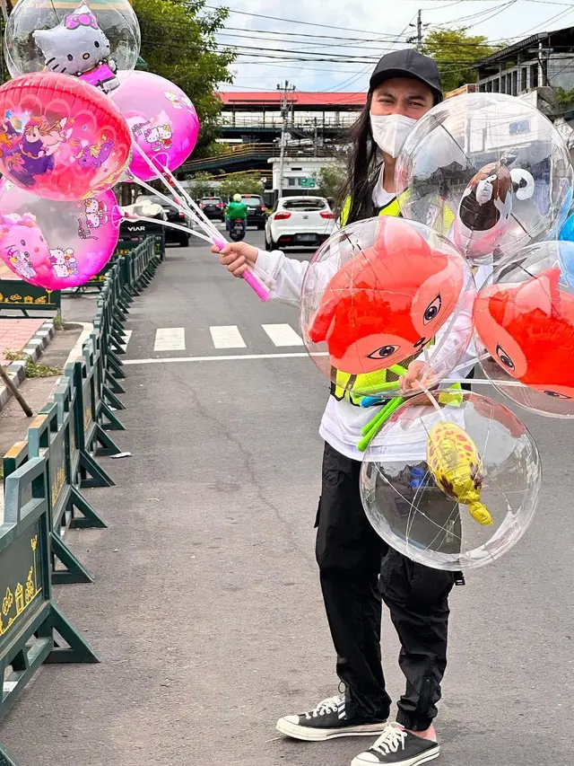 Baim Wong jualan balon (Instagram/baimwong)