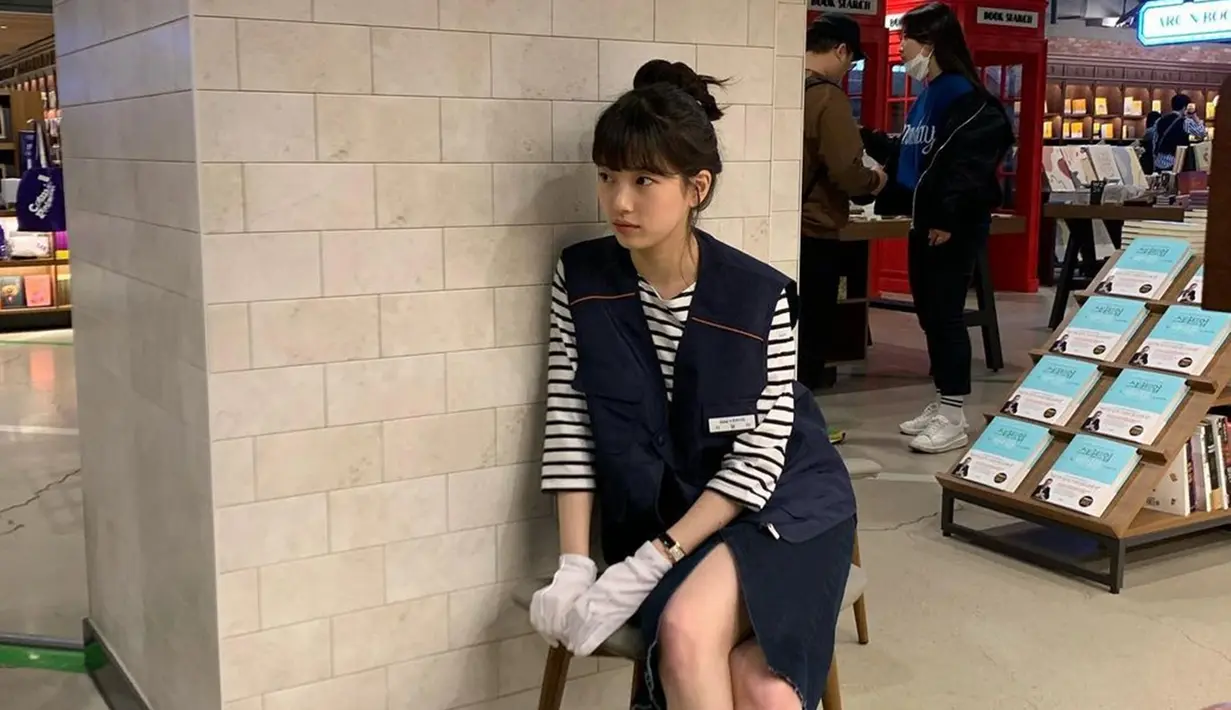 Dengan beragam model rambut, mulai dari digerai hingga dicepol, Bae Suzy tetap dipuji cantik. Mencepol rambut kemudian ditambah dengan poni depan, bintang drama Korea Dream High ini makin imut. Tak hanya gaya rambutnya, beragam ekspresi yang dipamerkan Bae Suzy juga sukses bikin gemas. (Liputan6.com/IG/@skuukzky)