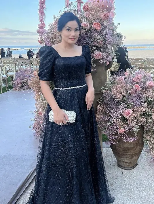 Titi Kamal mengenakan gown hitam dengan heart nech dan lengan pumpnya. @titi_kamall