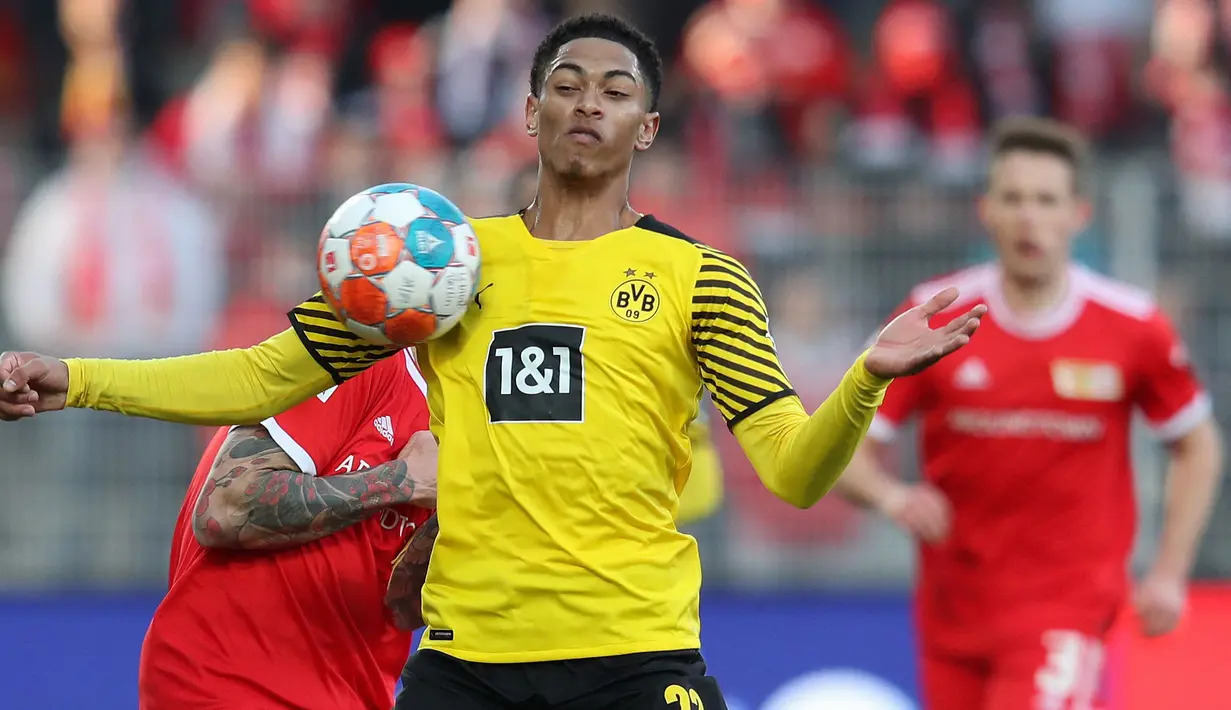 Jude Bellingham telah menjadi salah satu gelandang yang paling banyak dimainkan oleh Borussia Dortmund pada musim ini. Pemuda 18 tahun itu tercatat telah tampil sebanyak 34 kali dengan mencetak 6 gol dan 12 assist musim ini. Ia juga telah mengoleksi 1895 menit bermain. (AFP/Ronny Hartmann)
