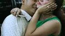 Regina dan suaminya, Krisna Murti berpose usai menggelar konferensi pers, Jakarta, Kamis (7/1/2015). Regina mengaku mendapat mahar 1 M dari suami ketiganya tersebut. (Liputan6.com/Herman Zakharia)