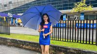 Viona, umbrella girls yang bertugas di seri pertama Yamaha Cup Race 2025 di Sirkuit Sport Centre Rumbai, Pekanbaru. (Hendry Wibowo/Bola.com)