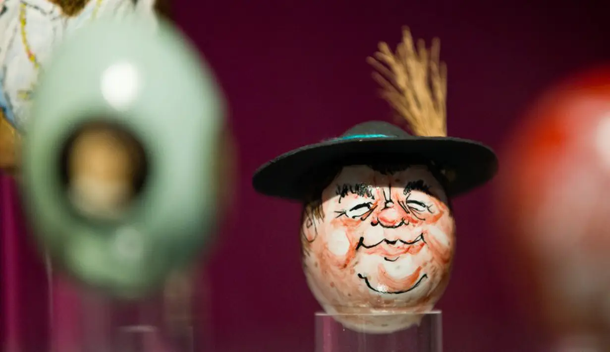 Telur dicat dengan potret mantan Negara Bavarian Premier Franz Josef Strauss dipamerkan di Pameran Telur Dunia pada tanggal 16 April 2014 di museum kota Schwabach, Jerman selatan (AFP Photo/Daniel Karmann).