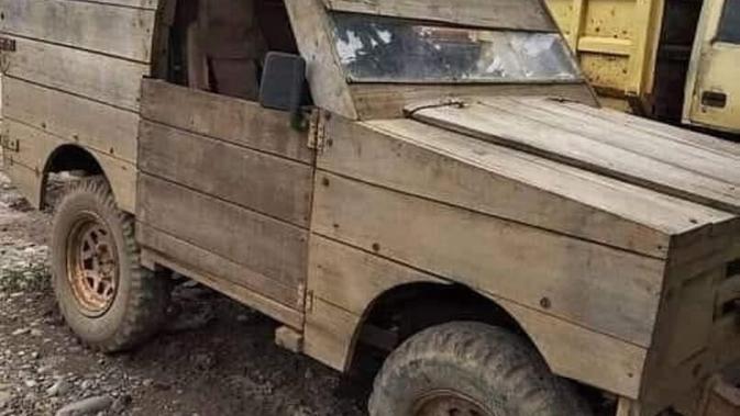 Modifikasi mobil dengan kayu (Sumber: Instagram/m.e.c.h.a.n.i.c.a.l_s)