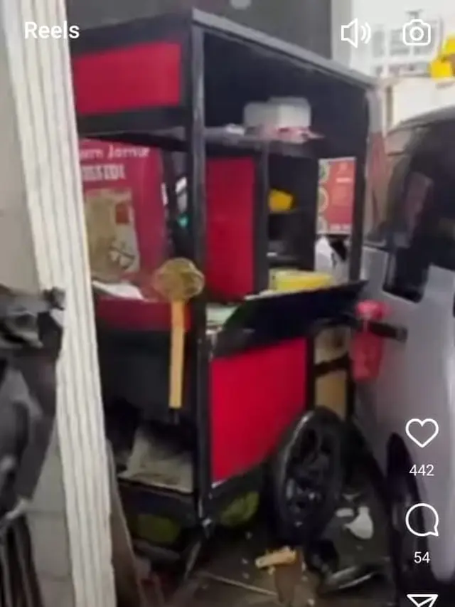 Viral Mobil Listrik Tabrak Gerobak Mie Ayam dan Sejumlah Motor di Tebet