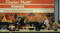 Menko PMK  Puan Maharani berbincang dengan Wamenkeu Mardiasmo dalam rakor tingkat menteri di Kemenko PMK, Jakarta, Rabu (19/10). Rapat koordinasi tersebut membahas tentang Pelaksanaan UU Desa. (Liputan6.com/Faizal Fanani)