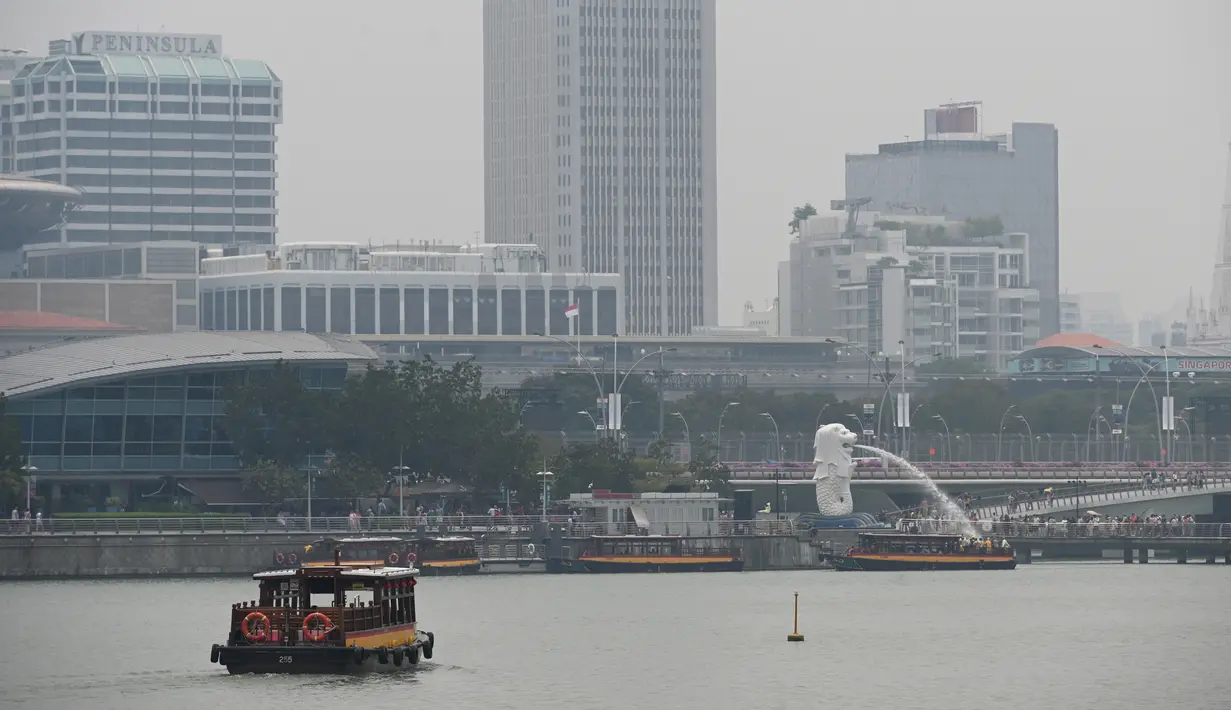 Pandangan Marina Bay diselimuti kabut asap di Singapura (13/9/2019). Kebakaran hutan yang terjadi di Indonesia membuat kekhawatiran tentang dampak meningkatnya wabah api di seluruh dunia pada pemanasan global. (AFP Photo/Roslan Rahman)