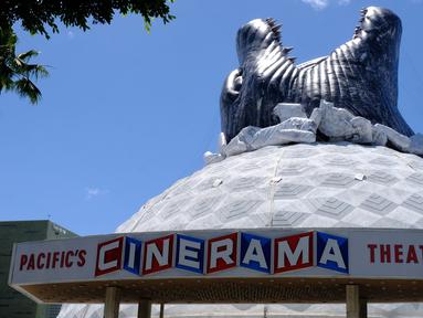 Godzilla raksasa menghiasi atap bioskop Cinerama Dome yang berlokasi di Hollywood, California, AS pada 20 Mei 2019. Hinggapnya godzilla raksasa untuk menyambut sekuel Godzilla: King of the Monsters yang akan dirilis pada 31 Mei 2019. (Photo by Chris Delmas / AFP)