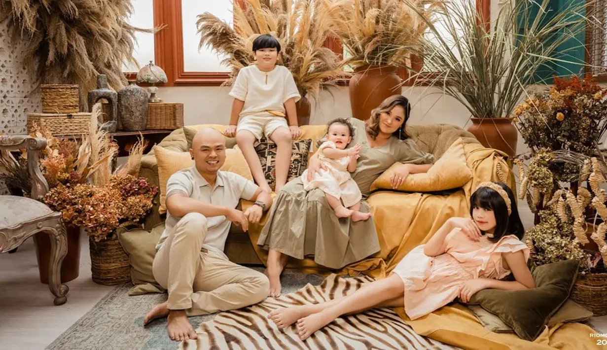 Bahkan, gaya penampilan keluarga selebriti ini tak lepas dari perhatian netizen. Wendy Cagur dan istri serta anak-anaknya kompak menggunakan busana dengan warna bumi. (Liputan6.com/IG/@riomotret)