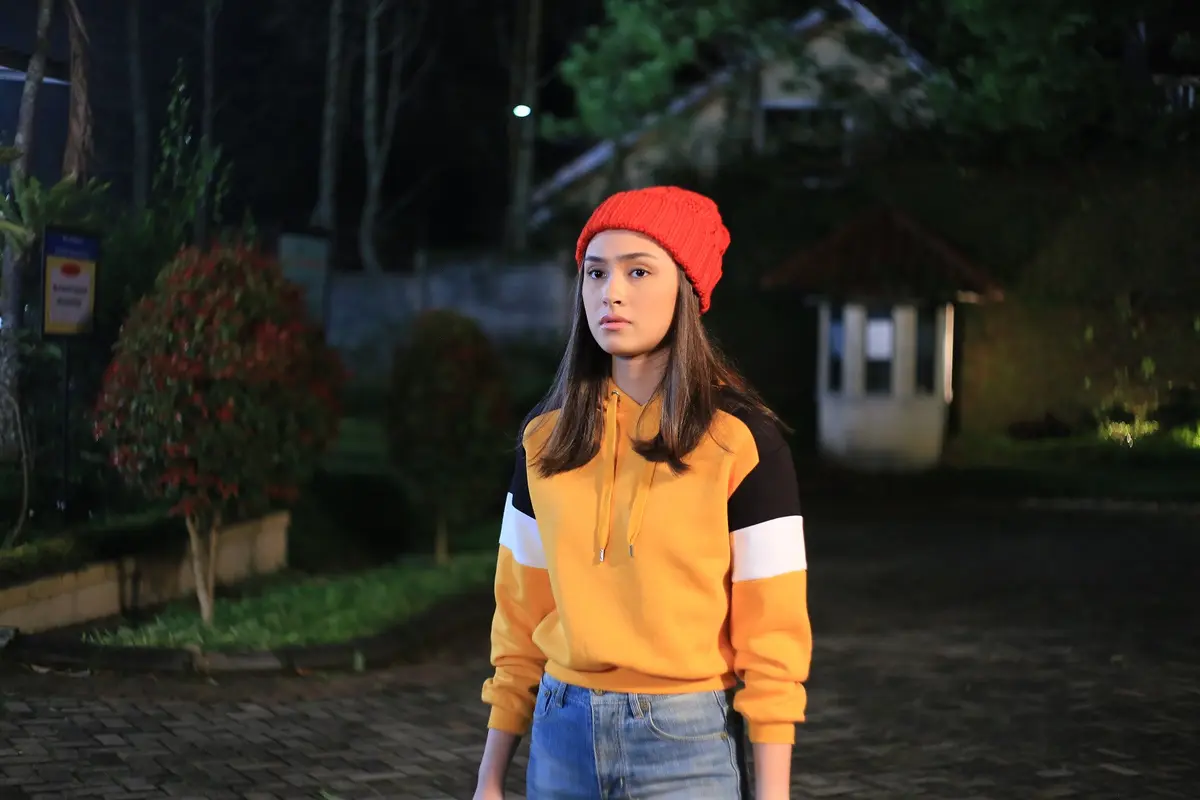 Caitlyn Helderman di film The Watcher