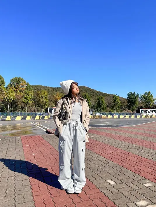 Buat kamu yang suka tampil boyish, gaya Fuji saat liburan di Korea berikut ini bisa jadi pilihan. Padukan knit top, jogger pants, dan jaket wol yang nyaman dan hangat. [@fuji_an]