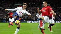 Gelandang Tottenham, Dele Alli berusaha menendang bola dari kawalan gelandang Manchester United, Nemanja Matic selama pertandingan lanjutan Liga Inggris di stadion Wambley, London (13/1). MU 1-0 atas Tottenham. (AP Photo/Tim Ireland)