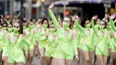 Para pengunjuk rasa mengenakan masker pada Macy's Thanksgiving Day Parade di New York, Amerika Serikat, 25 November 2021. Macy's Thanksgiving Day Parade kembali sepenuhnya setelah dirundung pandemi COVID-19 tahun lalu. (Photo by Charles Sykes/Invision/AP)