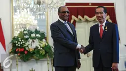 Presiden Jokowi menyambut Presiden Guinea, Alpha Conde di Istana Merdeka, Jakarta, Rabu (3/8). Pertemuan tersebut membahas hubungan bilateral kedua negara tersebut. (Liputan6.com/Faizal Fanani)