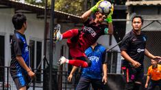 Kiper menangkap bola saat laga final Pertamax Liga Ayo Mini Football Tangerang di Lapangan Sabnani Park, Tangerang, Minggu (25/8). PSPG berhasil menang atas Persepon melalui adu penalti. (Dokumentasi)
