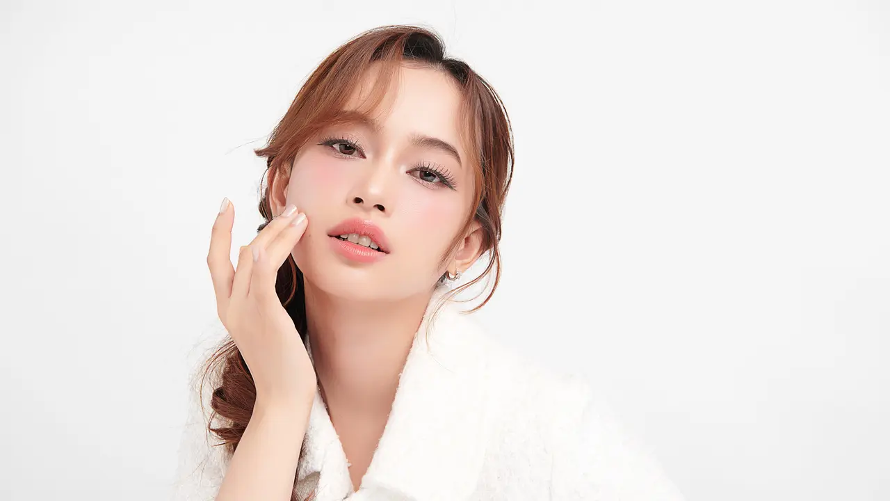 Tampil Paripurna Saat Imlek dengan Douyin Look dan Sentuhan Bold Glossy Lips