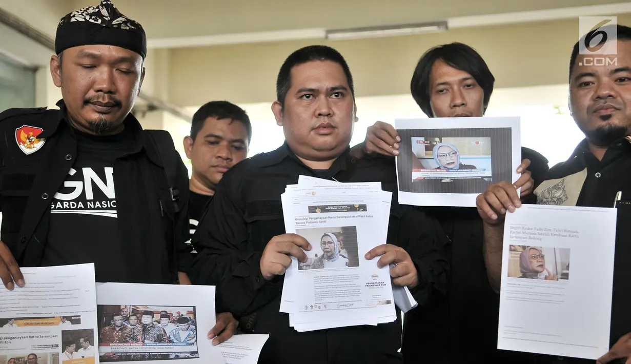 Anggota Garda Nasional untuk Rakyat (GNR) menunjukkan barang bukti saat melaporkan capres dan cawapres Prabowo-Sandi ke Bawaslu, Jakarta, Kamis (4/10). GNR membawa barang bukti berupa kompilasi berita media online dan televisi. (Merdeka.com/Iqbal Nugroho)