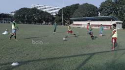 Sejumlah pemain Persija Jakarta U-17 melakukan sesi  latihan perdana usai libur lebaran di Lapangan Banteng, Jakarta, Sabtu (2/7/2017). Latihan tersebut untuk persiapan jelang Piala Suratin U-17. (Bola.com/M Iqbal Ichsan)