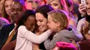 Berniat melakukan yang terbaik untuk keenam anaknya sepertinya Angelina Jolie tak akan berhasil, pasalnya anak-anak mereka terutama Shiloh malah tertekan karena tak bisa bertemu dengan ayahnya. (AFP/Bintang.com)