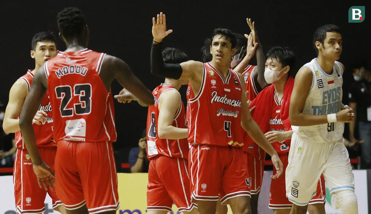 Indonesia Patriots berhasil memetik kemenangan perdana pada laga kedua di Seri 1 IBL 2022 saat menghadapi Evos Thunder yang berlangsung di Hall Basket GBK, Senayan, Jakarta. (Bola.com/M. Iqbal Ichsan)