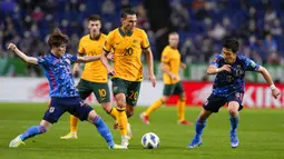 Pemain Australia Trent Sainsbury (tengah) memperebutkan bola dengan pemain Jepang Kyogo Furuhashi (kiri) dan Wataru Endo pada pertandingan kualifikasi Grup B Piala Dunia 2022 di Stadion Saitama, Saitama, Jepang, Selasa (12/10/2021). Jepang menang 2-1. (AP Photo/Shuji Kajiyama)