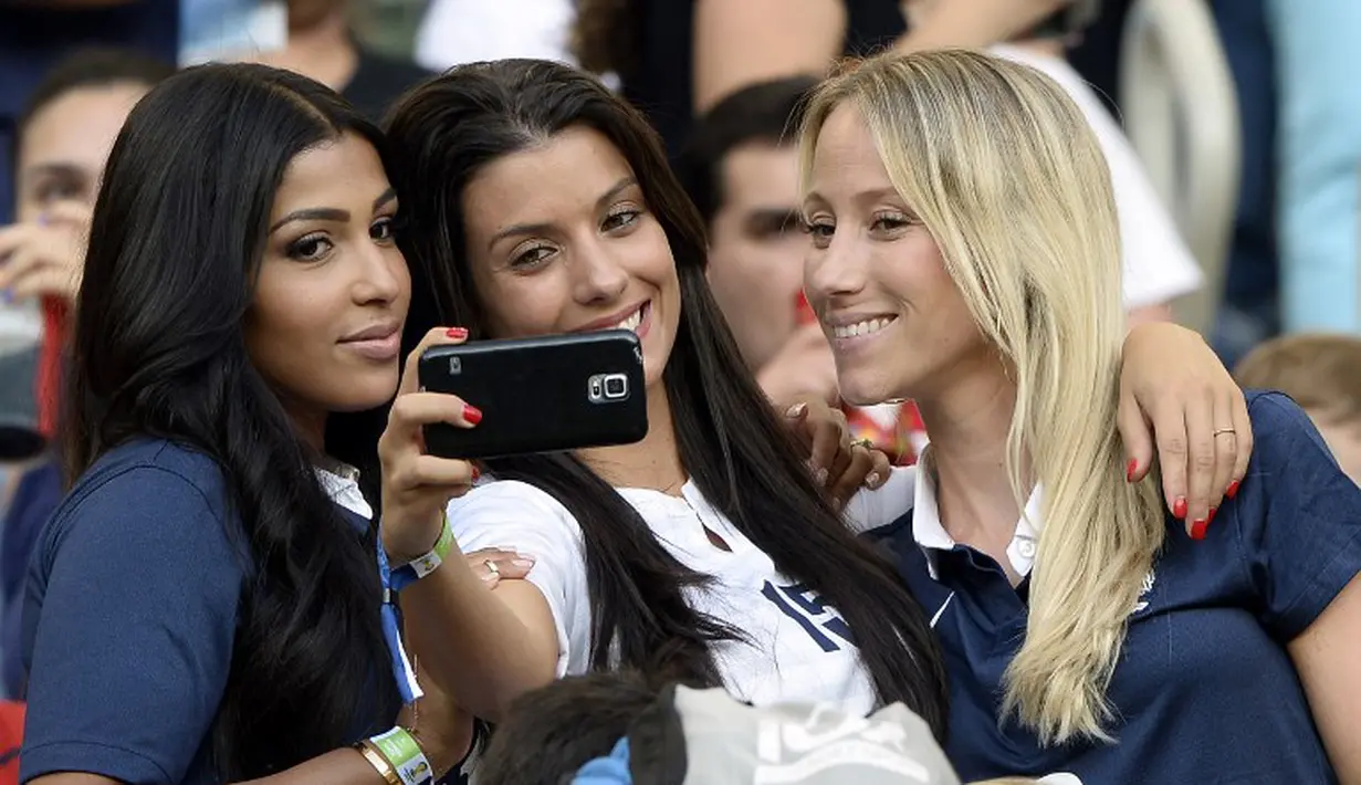 Sandra (kanan) saat bersama Ludivine Sagna dan Mazda Magui di Maracana Stadium, Rio de Janeiro (25/07/2014) (AFP Photo/FRANCK FIFE)
