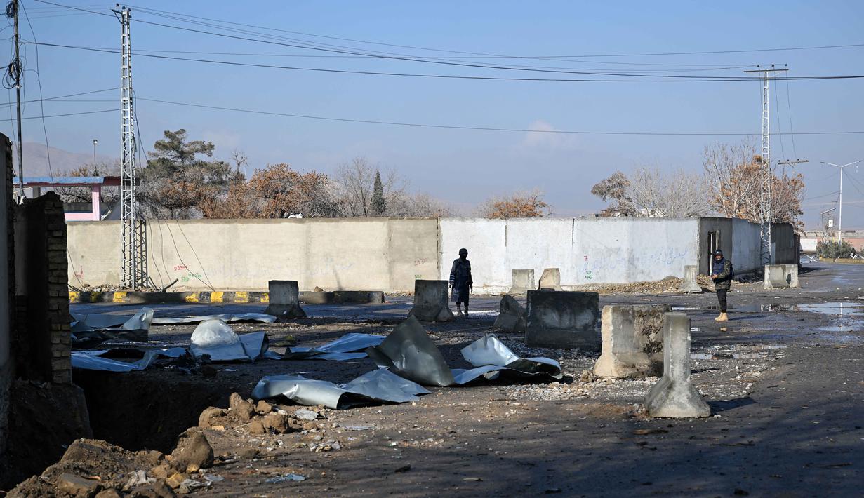 Sebelumnya, kelompok separatis melancarkan serangan terkoordinasi di Provinsi Balochistan, Pakistan, pada Sabtu (31/1/2026). Tampak dalam foto, personel keamanan berdiri di lokasi ledakan di Quetta pada 1 Februari 2026, sehari setelah serangan oleh separatis Baloch. (Banaras KHAN/AFP)