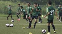 Pemain Timnas Indonesia U-16 saat pemusatan latihan di Sawangan, Senin (13/5). Sebanyak 41 anak mengikuti seleksi untuk memperkuat timnas di Piala AFF U-15 2019 di Thailand. (Bola.com/M Iqbal Ichsan)