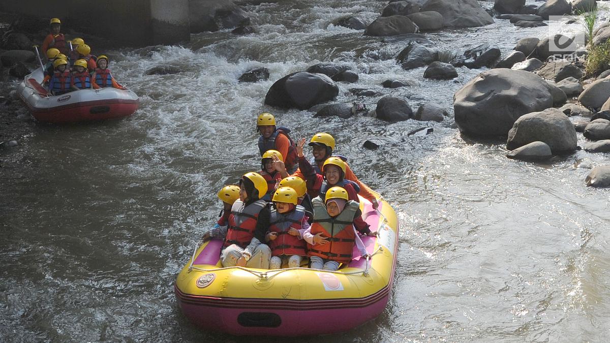 FOTO: Keceriaan Anak-Anak Bermain Rafting di Katulampa