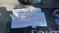 Para pekerja hiburan malam di Bandung menggelar demonstrasi di depan Balai Kota Bandung, Senin (3/8/2020). Mereka menuntut Pemerintah Kota Bandung memberikan izin tempat hiburan malam kembali dibuka. (Liputan6.com/Huyogo Simbolon)