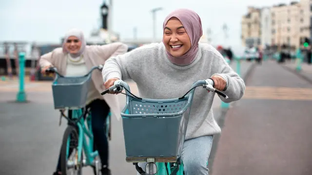 Ilustrasi ngabuburit, bersepeda, muslimah, Islami