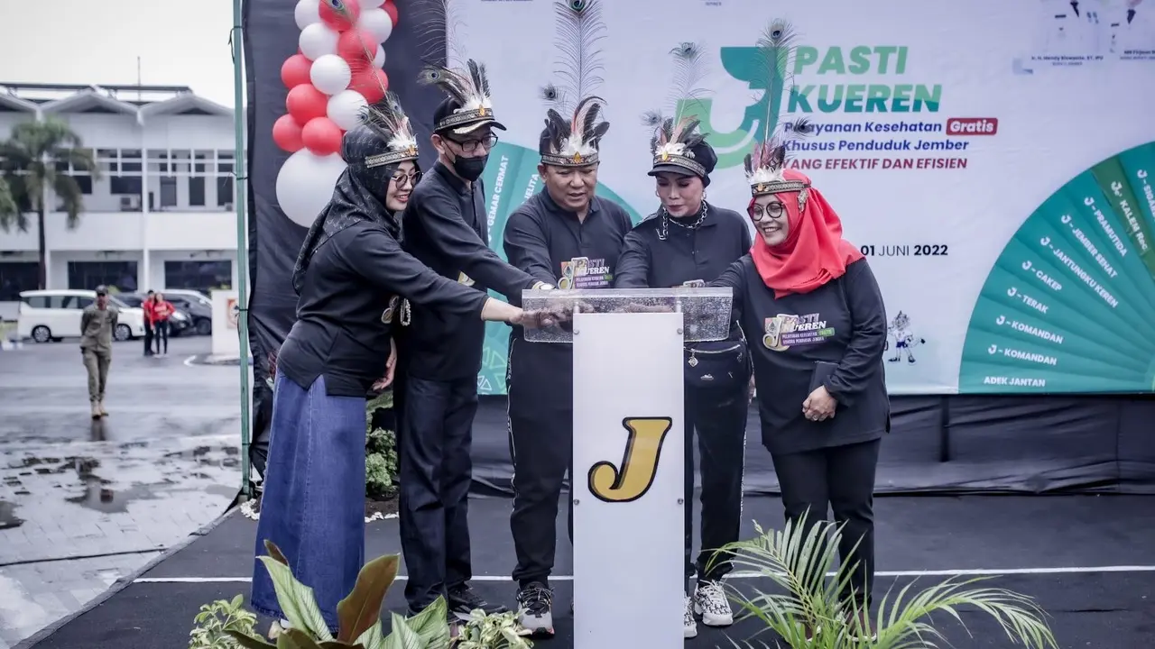 Bupati Jember Hendy Siswanto (Tengah) resmikan layanan J-Pasti Kerean yang merupakan layanan kesehatan gratis bagi masyarakat (Istimewa)