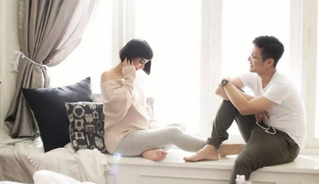 Bayi berjenis kelamin laki-laki itu lahir pada sabtu (25/3/2017) di salah satu rumah sakit di kawasan Jakarta Selatan. Dalam unggahan foto di akun @riomotret tampak Junior berada di samping Putri yang sedang berjuang. (Instagram/Juniorliem)