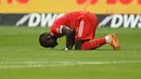 Kebiasaan bersujud sebagai rasa syukur usai mencetak gol tak pernah diliupakan oleh Sadio Mane dimanapun ia bermain. Kebiasaan ini selalu ia lakukan ketika ia membela Liverpool. (AFP/Christof Stache)