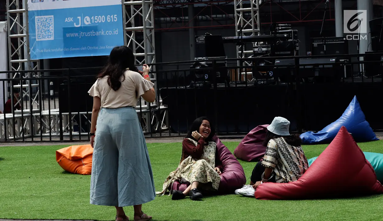 Pengunjung berswafoto di arena Jakarta Internasional Comedy Festival (JICOMFEST) 2019 hari pertama, JIExpo, Kemayoran, Jakarta, Sabtu (3/8/2019). JICOMFEST 2019 merupakan komedi festival pertama dan terbesar di Indonesia. (Liputan6.com/JohanTallo)