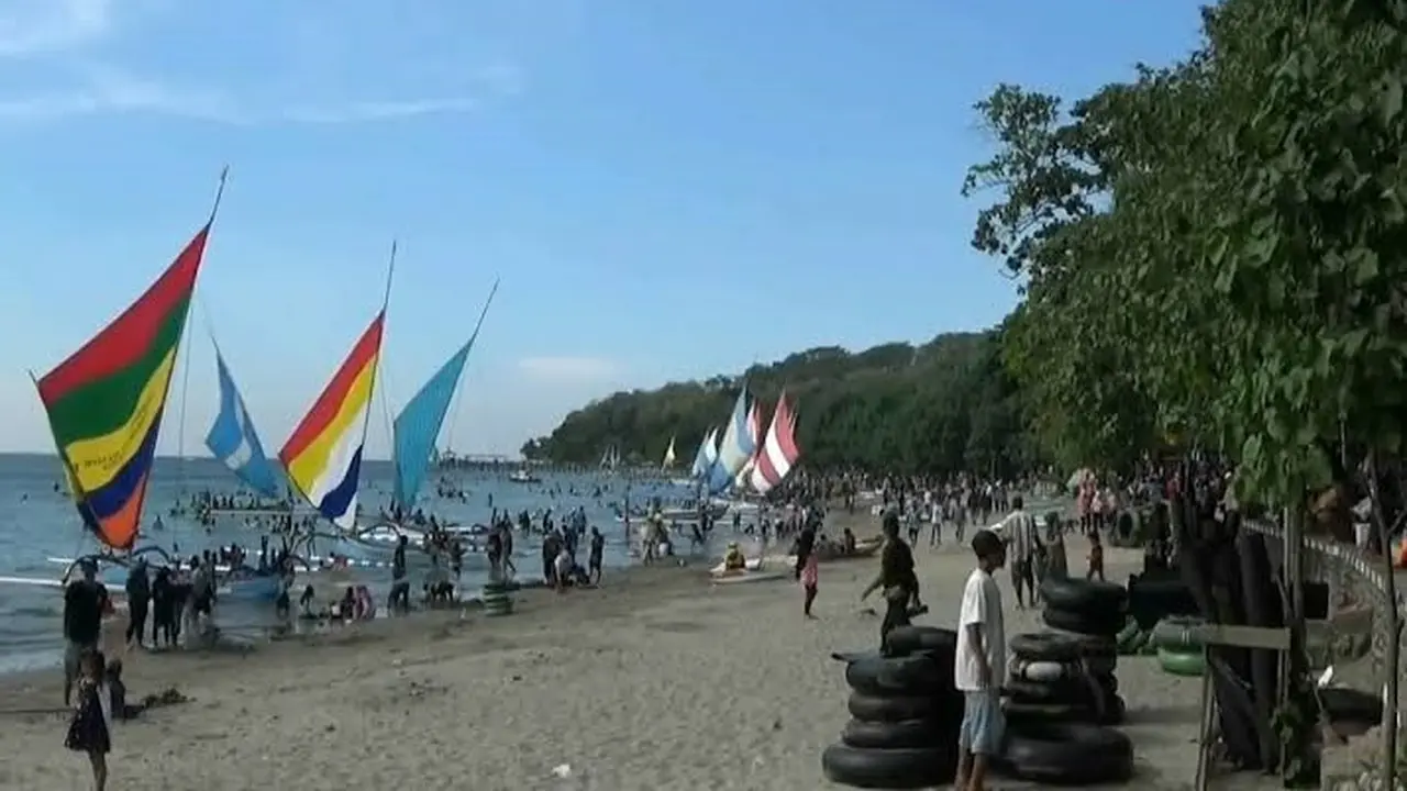 Ribuan wisatawan padati wisata bahari Pasir Putih Situbondo pada Hari Raya Idul Fitri 2022. (Istimewa)