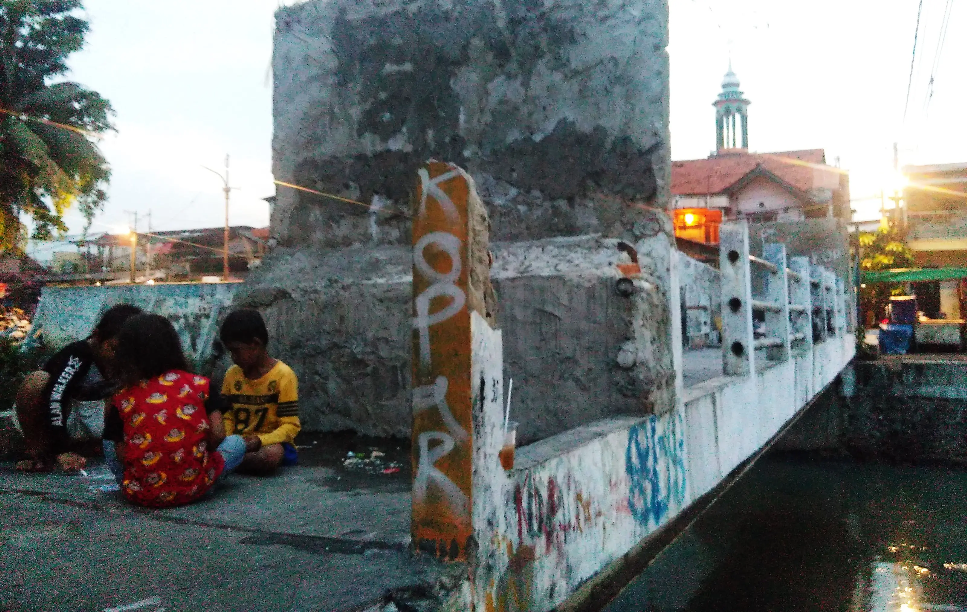 Jembatan unik di salah satu titik di Kali Sentiong, Johar Baru, Jakarta Pusat. (Liputan6.com/Andri Setiawan)