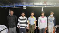 Lima orang nelayan WNI asal Deli Serdang, Sumatra Utara, berhasil dibebaskan dan diserahkan kepada Tim Satgas KBRI Kuala Lumpur oleh Agensi Penguatkuasa Maritim Malaysia (APMM) wilayah Perak. (KBRI Kuala Lumpur)