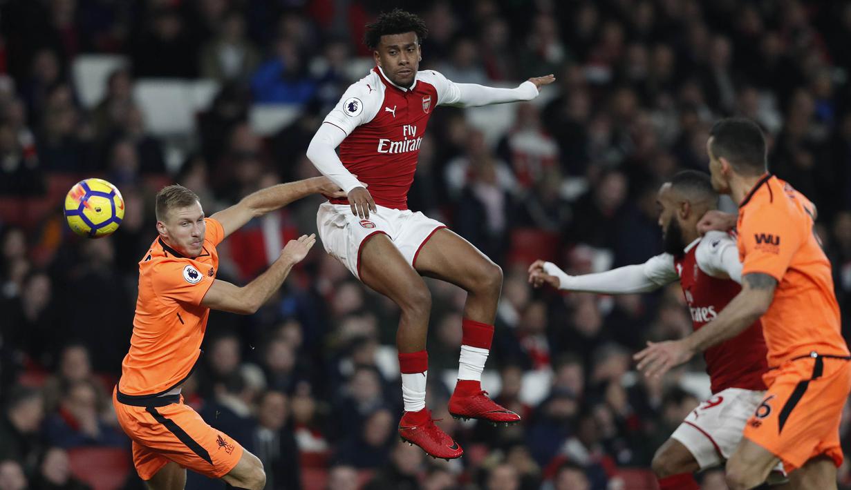 Gelandang Arsenal, Alex Iwobi, melepas sundulan saat melawan Liverpool pada laga Premier League di Stadion Emirates, London, Jumat (22/12/2017). Kedua klub bermain imbang 2-2. (AFP/Ian Kington)